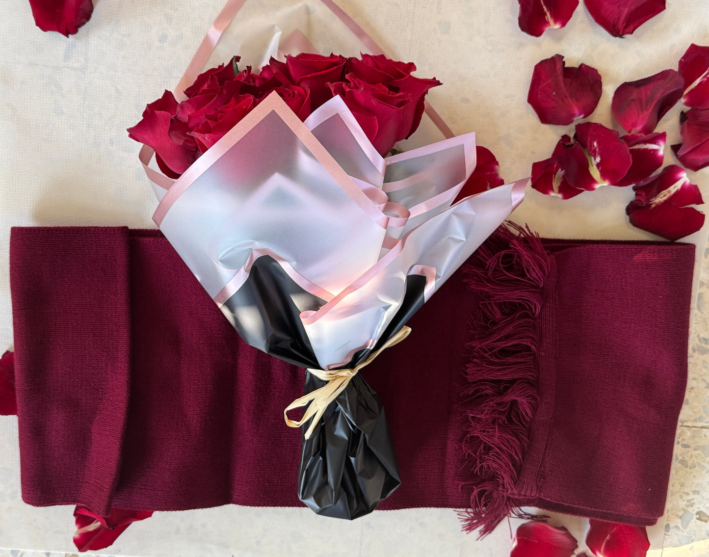 وشاح ميكاسا مع باقة ورد طبيعية