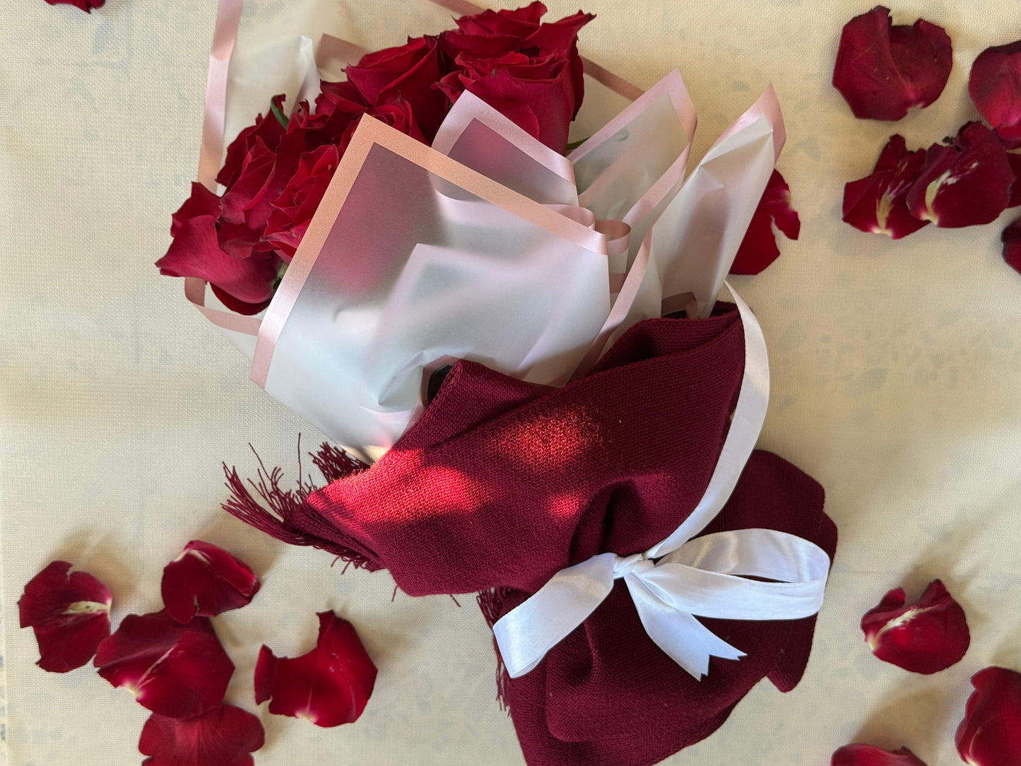 وشاح ميكاسا مع باقة ورد طبيعية