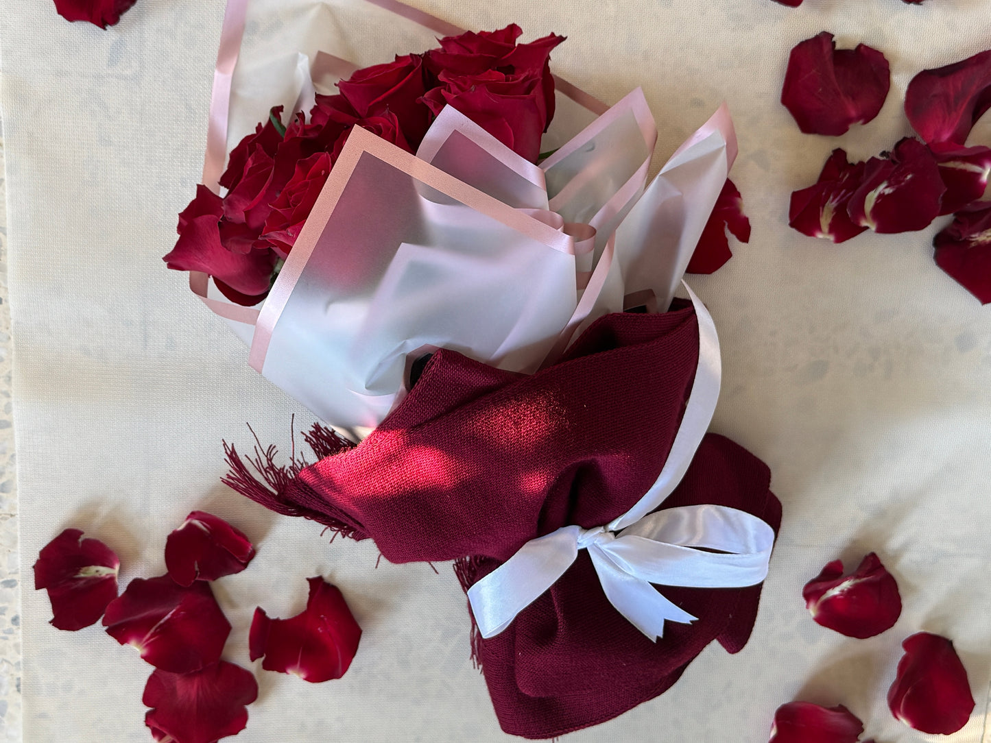 وشاح ميكاسا مع باقة ورد طبيعية